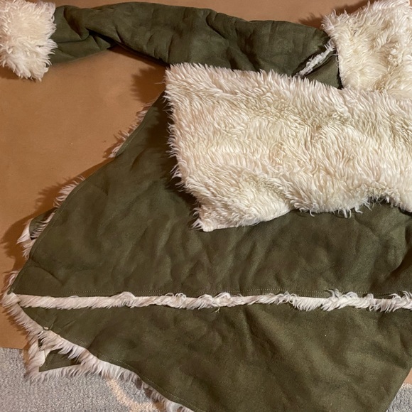 UNIF Army Green Chelsea Shearling Coat Asymmetric Faux Fur Lined Jacket - Picture 3 of 6